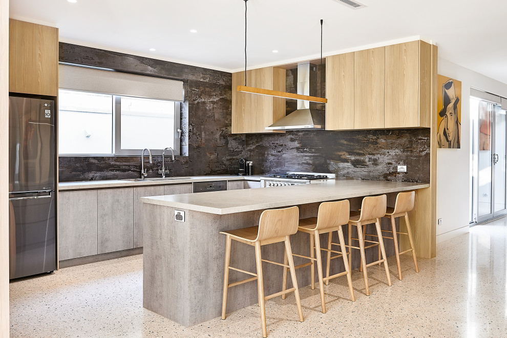 Exempel på ett stort modernt grå grått kök, med en undermonterad diskho, släta luckor, grå skåp, bänkskiva i kvarts, brunt stänkskydd, stänkskydd i keramik, rostfria vitvaror, betonggolv och en köksö