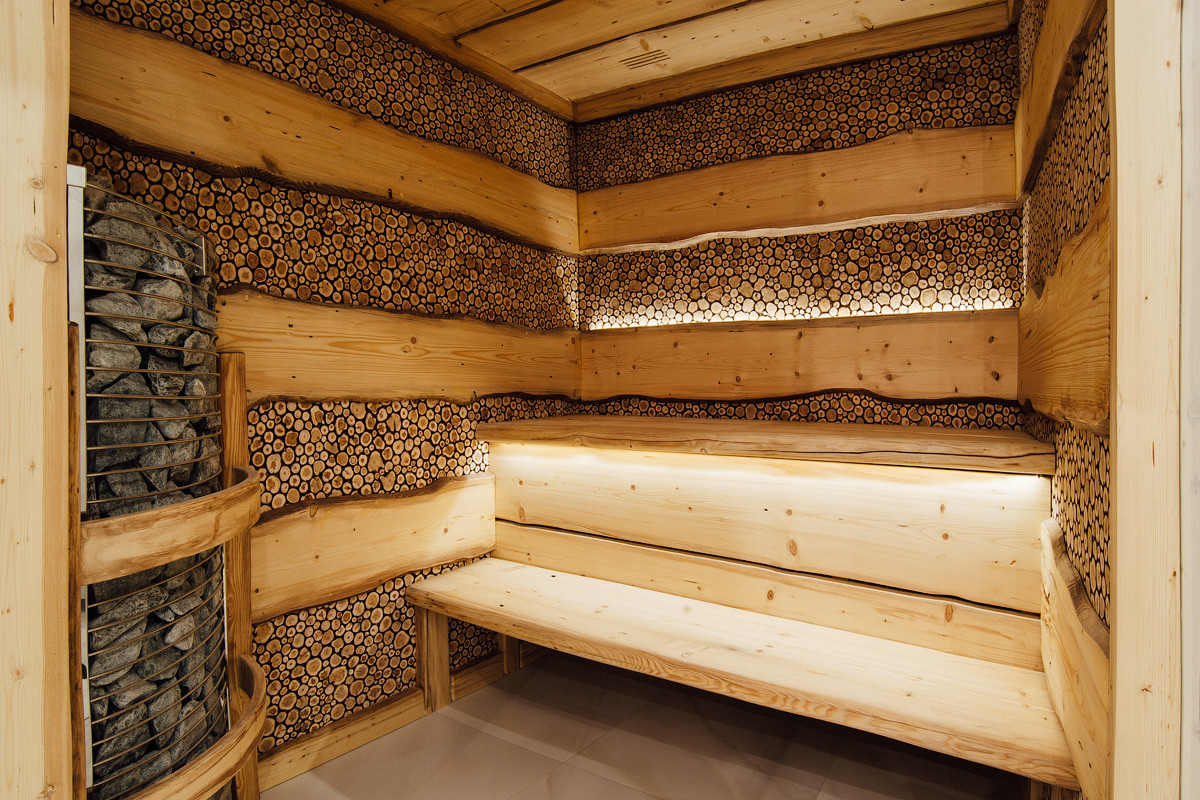 Интерьер сауны из сухостойной сосны и можжевельника.