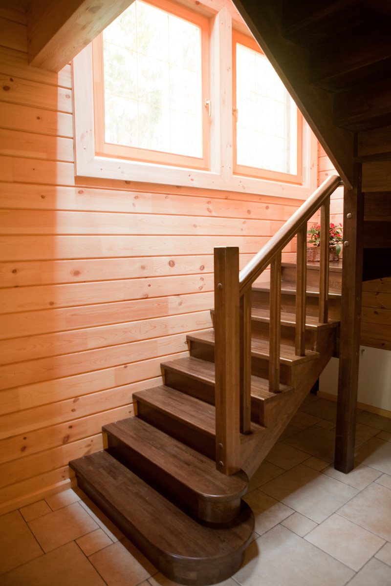Лестница в доме из клееного бруса
