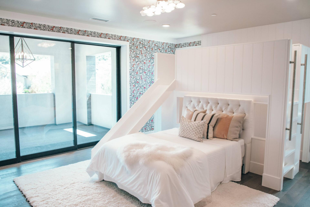 Diseño de habitación de invitados abovedada moderna grande sin chimenea con paredes blancas, suelo vinílico, suelo gris y madera