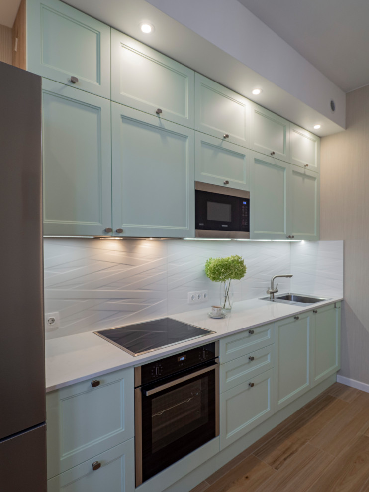 Нежная светло-мятная кухня в стиле неоклассика