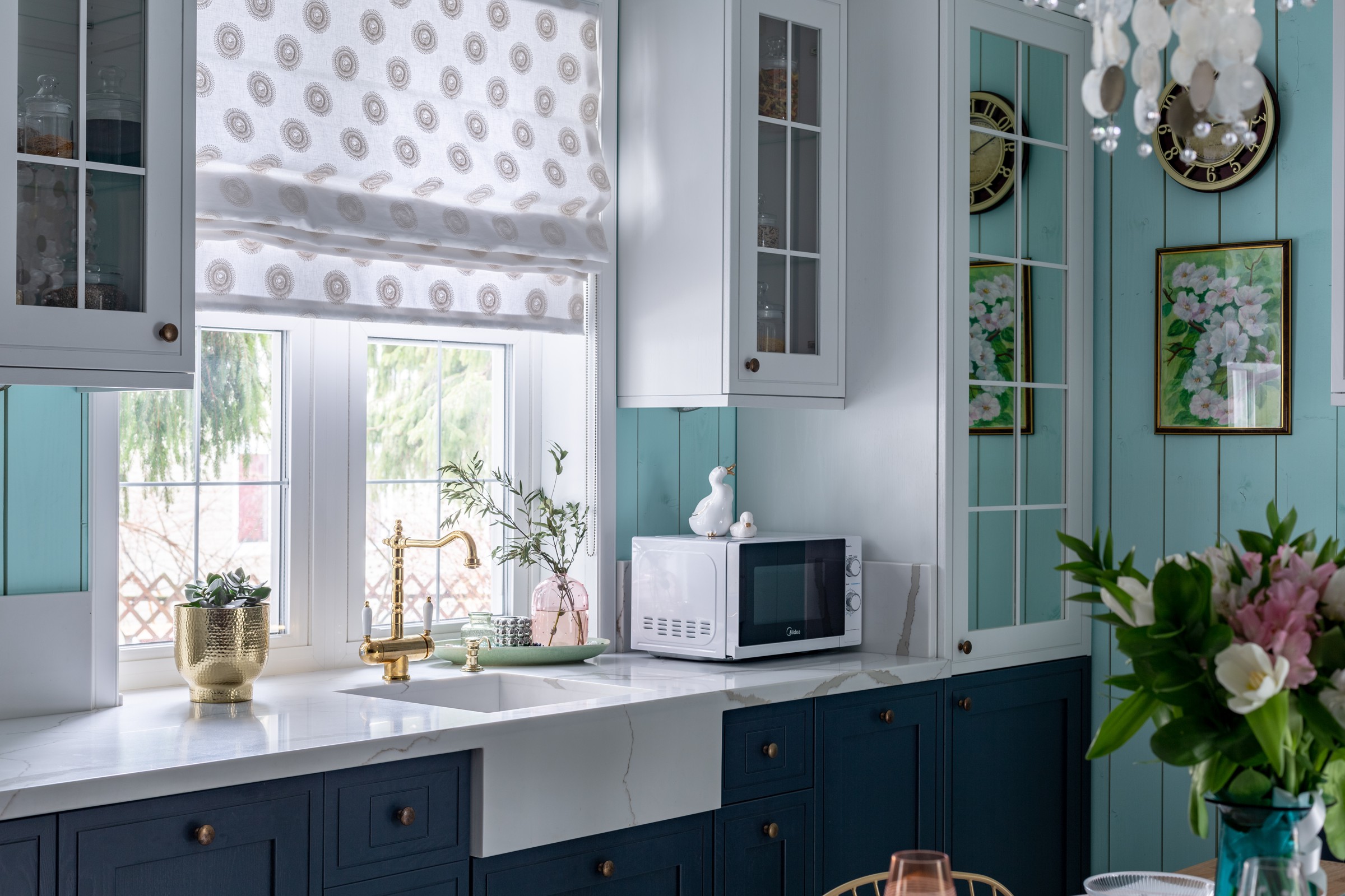 Кухня-столовая в мятных тонах