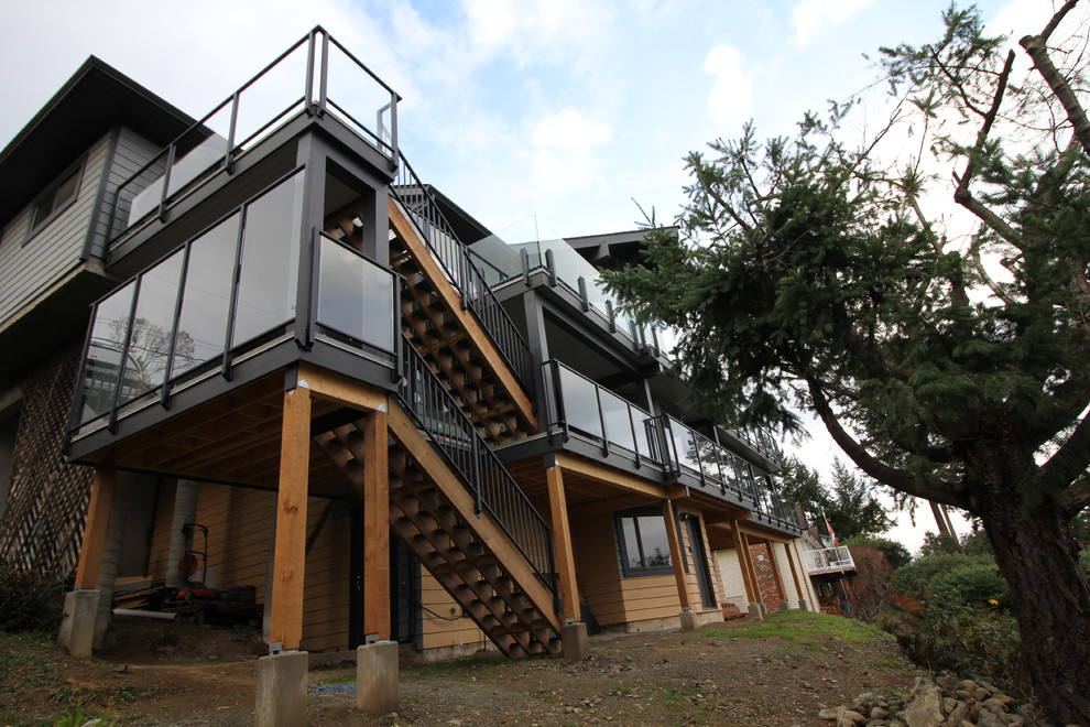 Large minimalist backyard deck photo