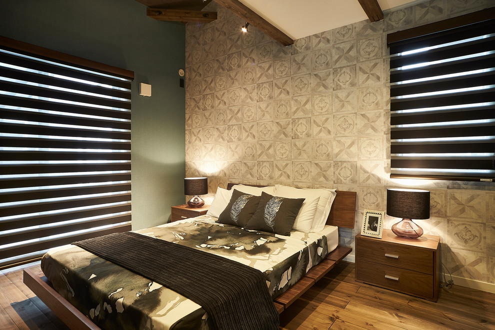 Идея дизайна: спальня в стиле модернизм с паркетным полом среднего тона и коричневым полом