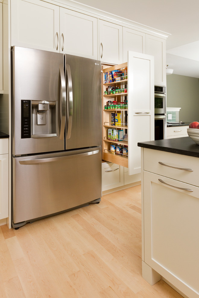 Inspiration for a transitional kitchen remodel in Minneapolis