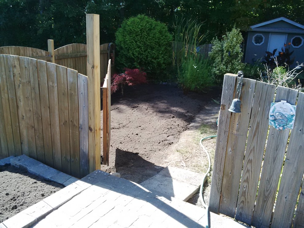 Photo of a mid-sized full sun front yard concrete paver landscaping.