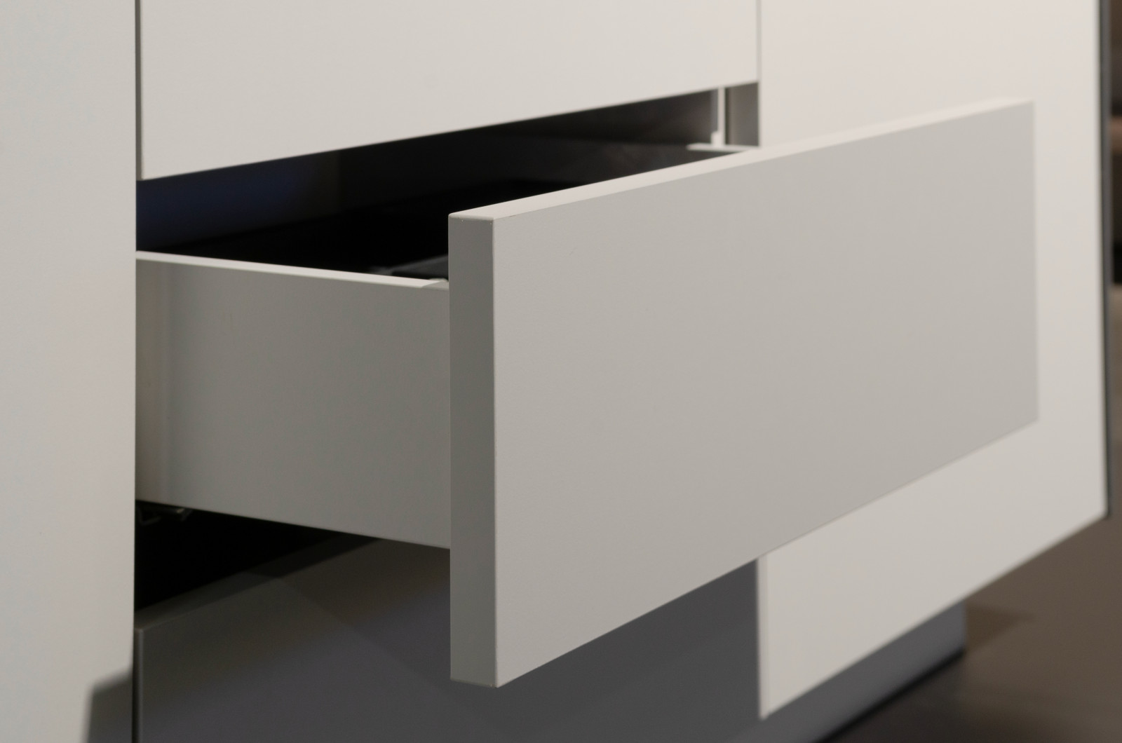 Белый комод raumplus с верхом под черный мрамор с выставки IMM Cologne 2020