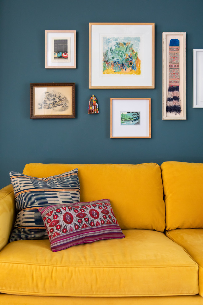 Immagine di un grande soggiorno moderno aperto con pareti blu e TV a parete