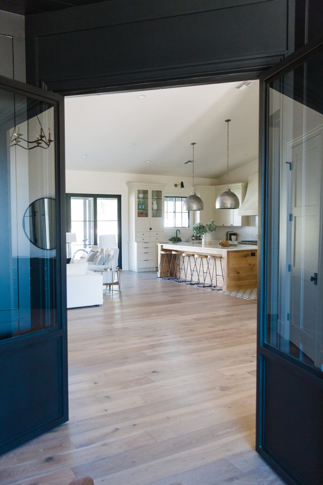 Transitional home design photo in Phoenix