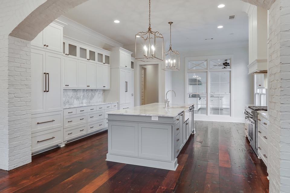 Kitchen - transitional kitchen idea in New Orleans