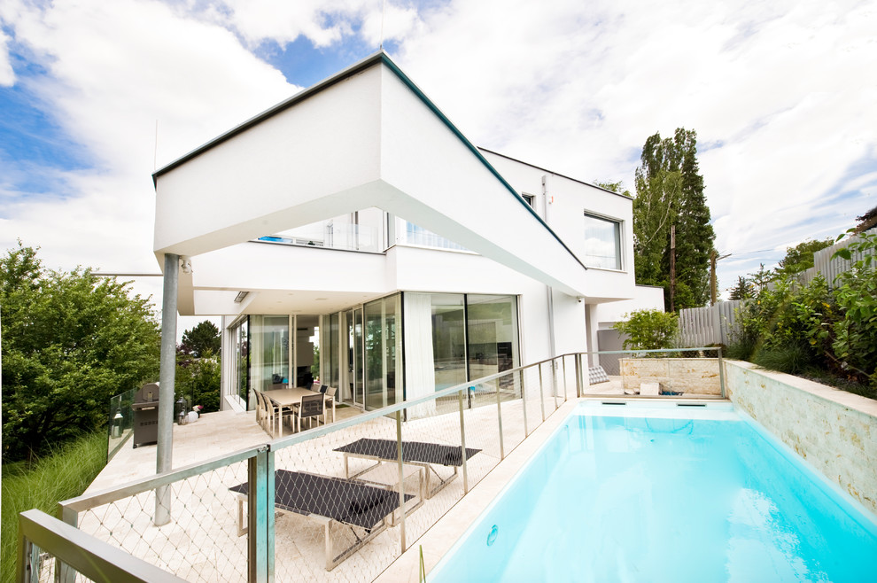 Moderner Pool in rechteckiger Form in Sonstige