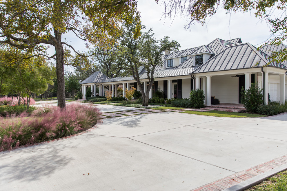 This is an example of a transitional landscaping in Dallas.