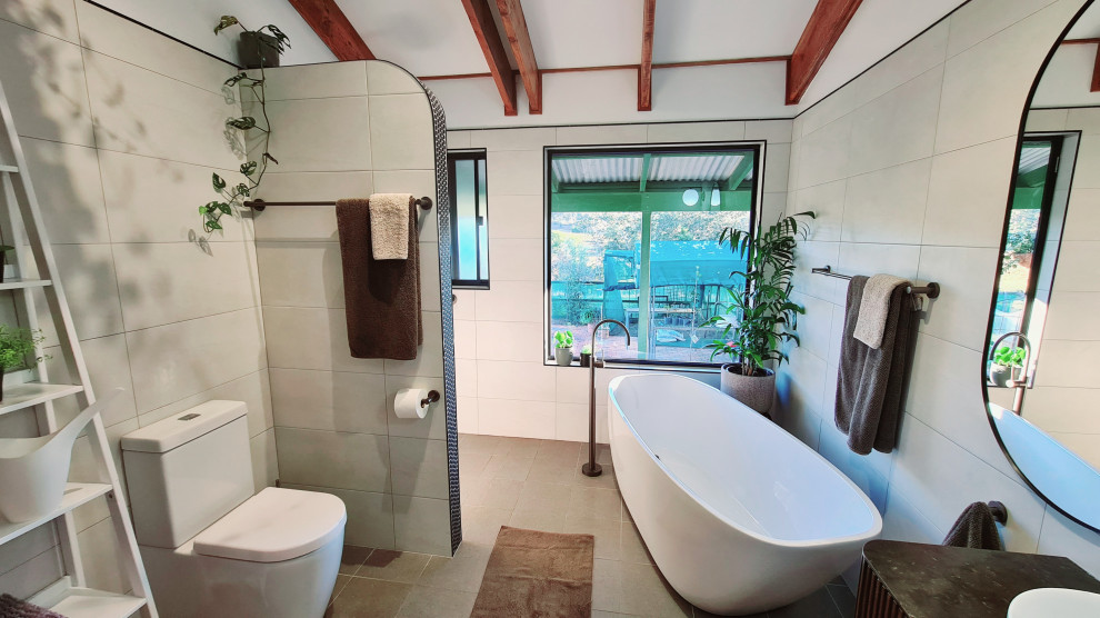Идея дизайна: большая главная ванная комната в современном стиле с фасадами островного типа, темными деревянными фасадами, отдельно стоящей ванной, открытым душем, унитазом-моноблоком, бежевой плиткой, керамической плиткой, белыми стенами, полом из керамической плитки, настольной раковиной, столешницей из талькохлорита, разноцветным полом, открытым душем, зеленой столешницей, нишей, тумбой под одну раковину, подвесной тумбой, сводчатым потолком и стенами из вагонки