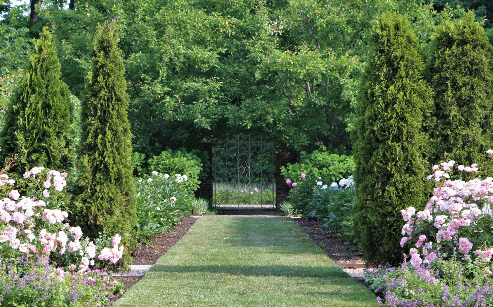 Foto di un grande giardino vittoriano esposto in pieno sole dietro casa in estate
