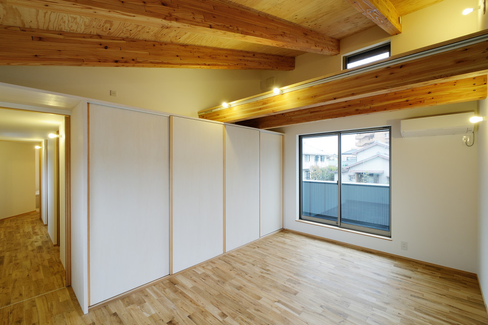Источник вдохновения для домашнего уюта: хозяйская спальня среднего размера в скандинавском стиле с белыми стенами, паркетным полом среднего тона, бежевым полом, деревянным потолком и обоями на стенах без камина