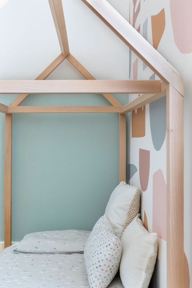Idee per una cameretta per bambini da 4 a 10 anni scandinava di medie dimensioni con pareti verdi, pavimento in legno massello medio, pavimento beige e carta da parati