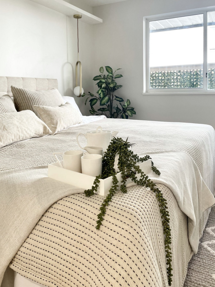 Mittelgroßes Skandinavisches Hauptschlafzimmer ohne Kamin mit weißer Wandfarbe in Vancouver
