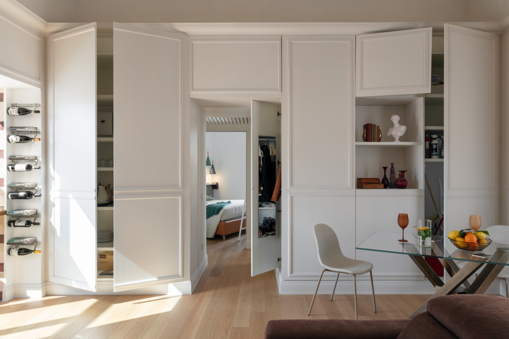Inspiration pour une salle à manger ouverte sur le salon nordique avec un mur blanc et parquet clair.