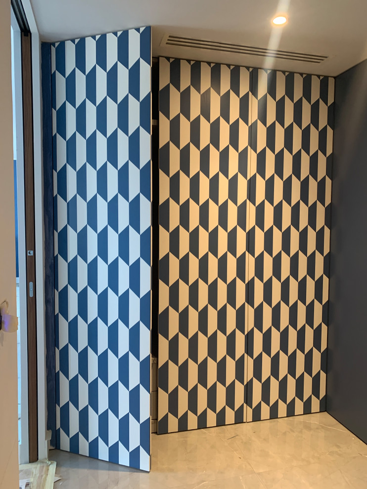 Cette photo montre un petit hall d'entrée tendance avec sol en stratifié, une porte double, une porte bleue, un sol gris et du papier peint.
