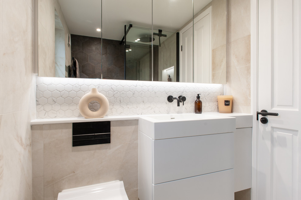 Идея дизайна: маленькая главная, серо-белая ванная комната в современном стиле с плоскими фасадами, белыми фасадами, открытым душем, инсталляцией, разноцветной плиткой, керамической плиткой, полом из керамогранита, накладной раковиной, столешницей из искусственного камня, открытым душем, белой столешницей, нишей, тумбой под одну раковину и подвесной тумбой для на участке и в саду