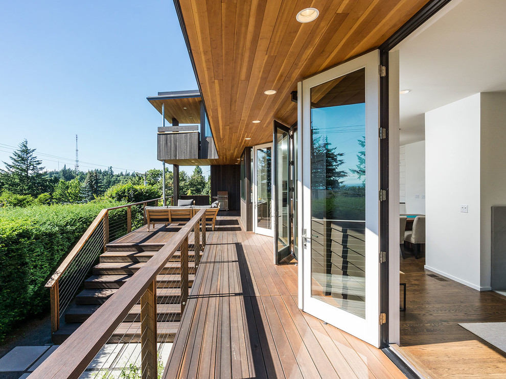 Photo of a contemporary deck in Portland.