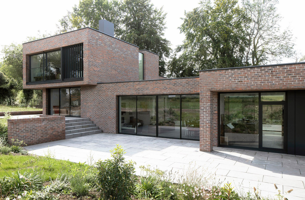 Design ideas for a modern exterior in Hampshire.