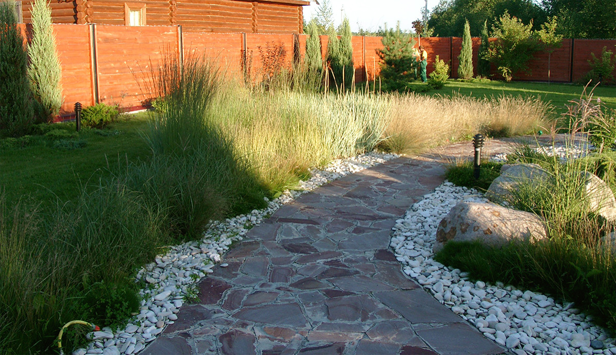 Сад на даче - садовая дорожка из камня в саду трав в Завидово