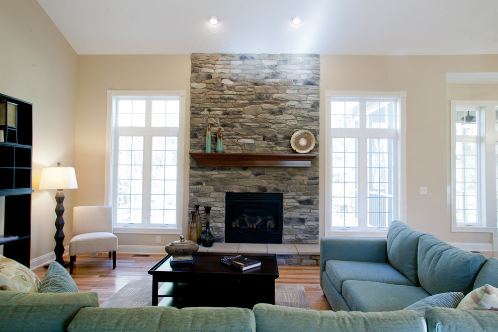 This is an example of a transitional living room in Cleveland.