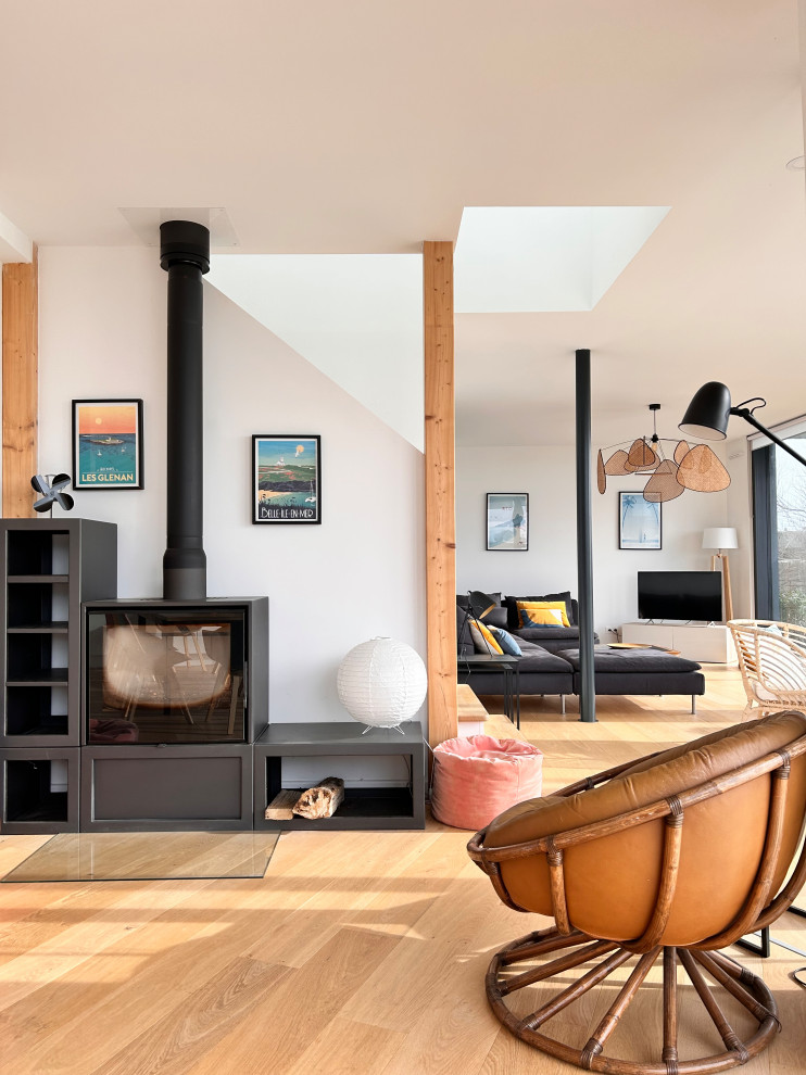 Großes, Offenes Maritimes Wohnzimmer mit hellem Holzboden, Kaminofen und beigem Boden in Sonstige