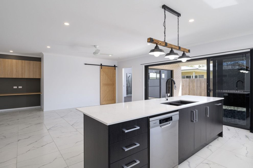 Photo of a modern kitchen in Sunshine Coast.
