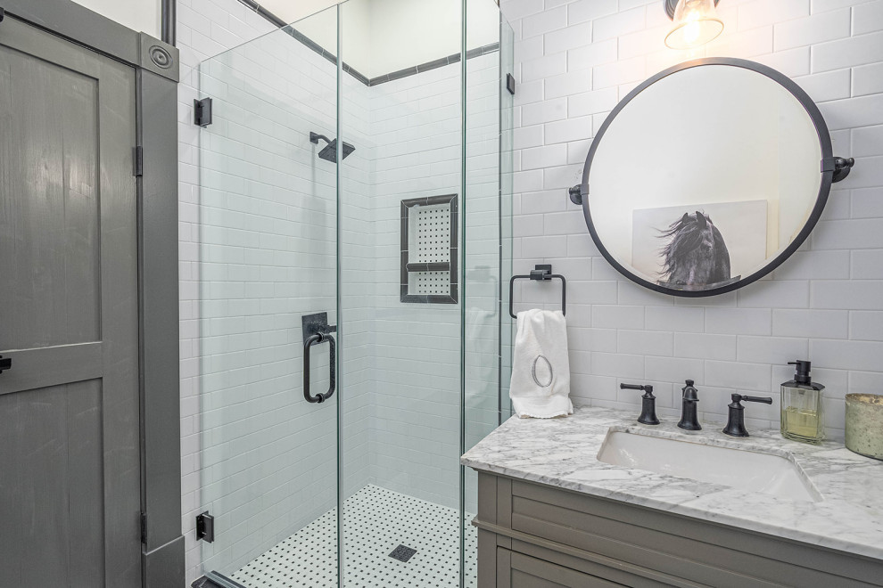 Пример оригинального дизайна: ванная комната среднего размера в викторианском стиле с серыми фасадами, раздельным унитазом, черно-белой плиткой, керамической плиткой, белыми стенами, полом из керамической плитки, врезной раковиной, мраморной столешницей, белым полом, душем с распашными дверями, серой столешницей, нишей, тумбой под одну раковину и напольной тумбой