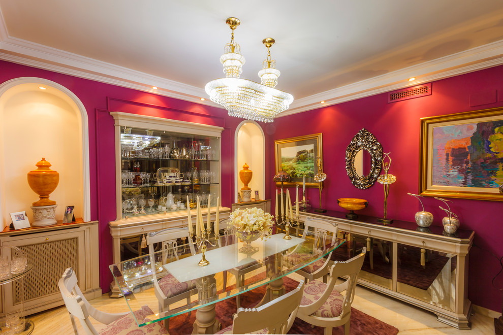 Diseño de comedor clásico renovado de tamaño medio cerrado con paredes púrpuras y suelo de madera clara