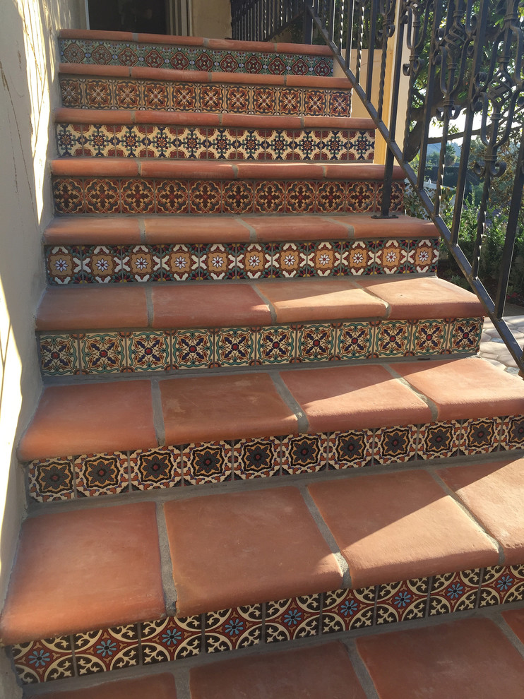 Modelo de escalera recta de estilo americano de tamaño medio con escalones con baldosas y contrahuellas con baldosas y/o azulejos