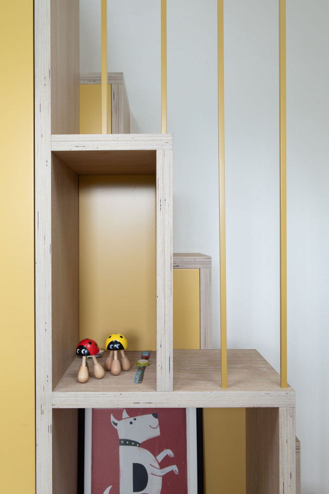 Ispirazione per una piccola cameretta da letto da 4 a 10 anni contemporanea con pareti bianche, pavimento in legno massello medio e pavimento marrone