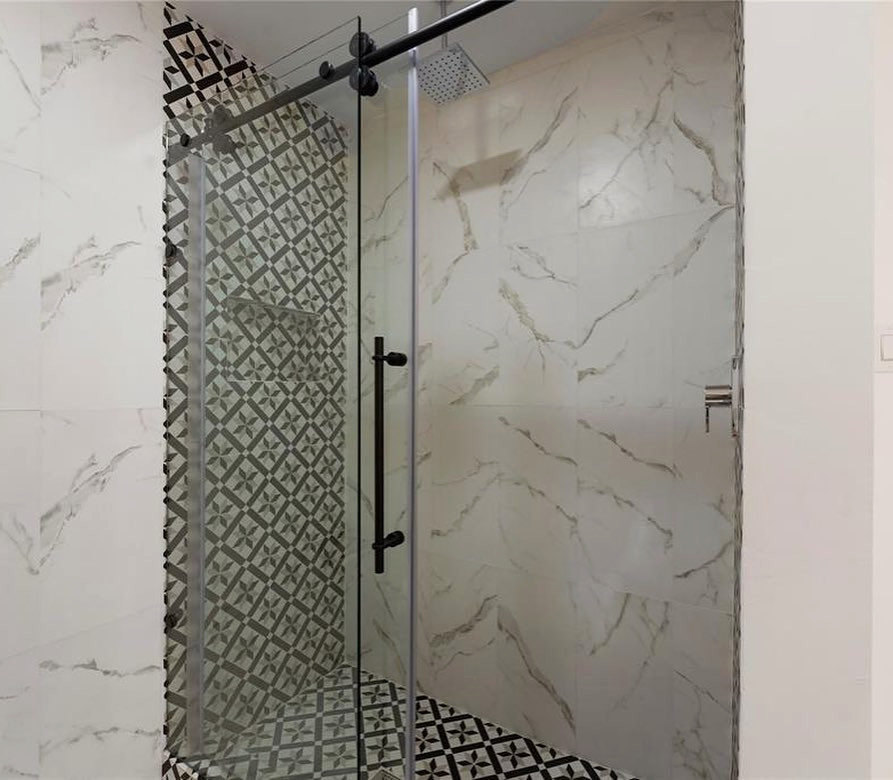 Idee per una stanza da bagno design di medie dimensioni con doccia alcova e porta doccia scorrevole