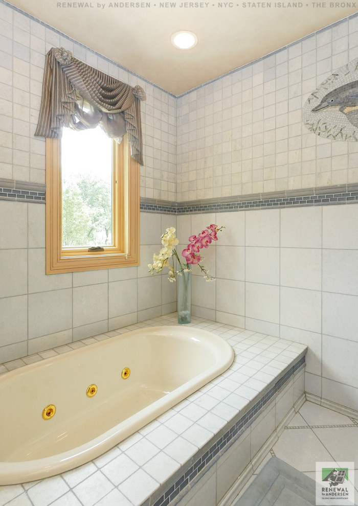 Пример оригинального дизайна: большая главная ванная комната с гидромассажной ванной, угловым душем, разноцветной плиткой, керамической плиткой, разноцветными стенами, полом из керамической плитки, накладной раковиной, столешницей из искусственного кварца, душем с распашными дверями, серой столешницей, тумбой под две раковины и встроенной тумбой