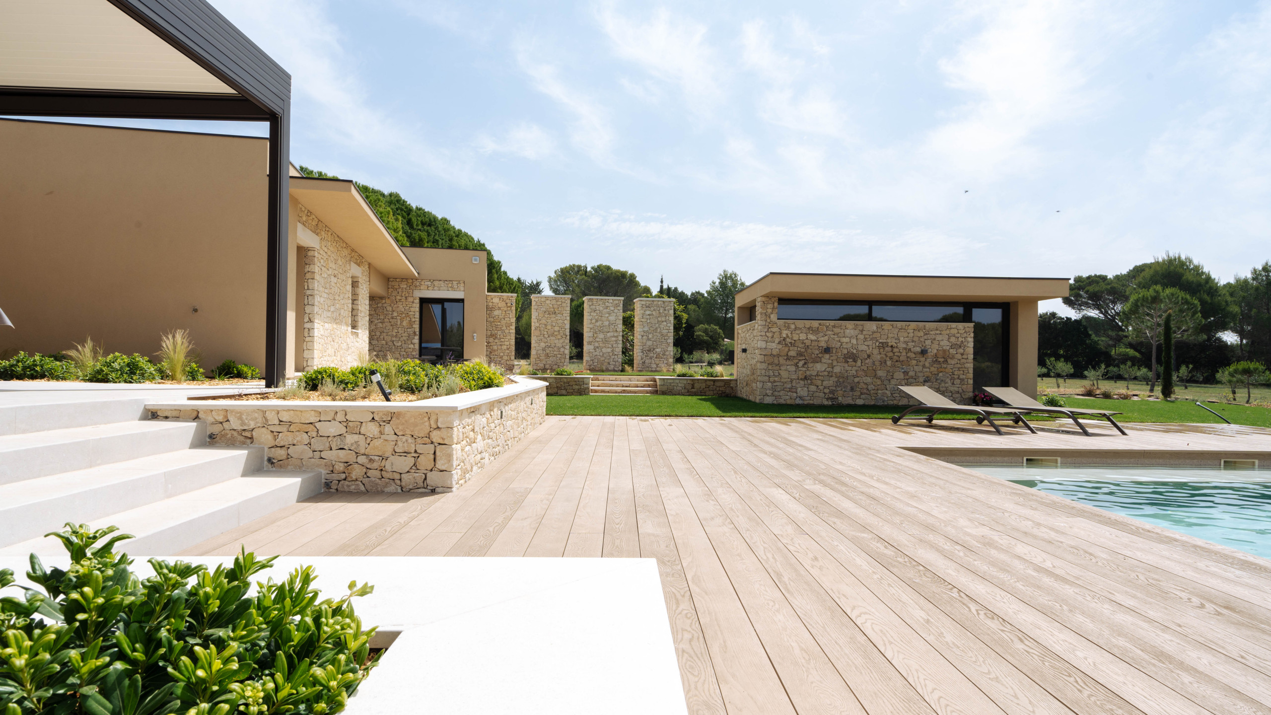 RÉNOVATION CONTEMPORAINE D'UNE VILLA DES ANNÉES