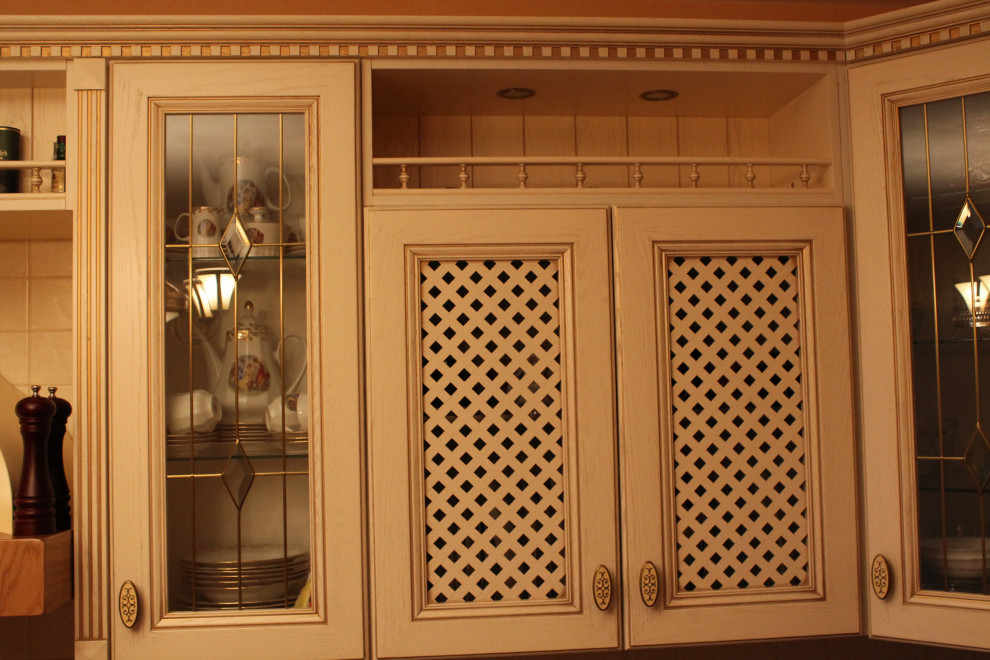 Стеклянные фасады на кухне