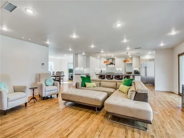 10208 Hedgeway living-room