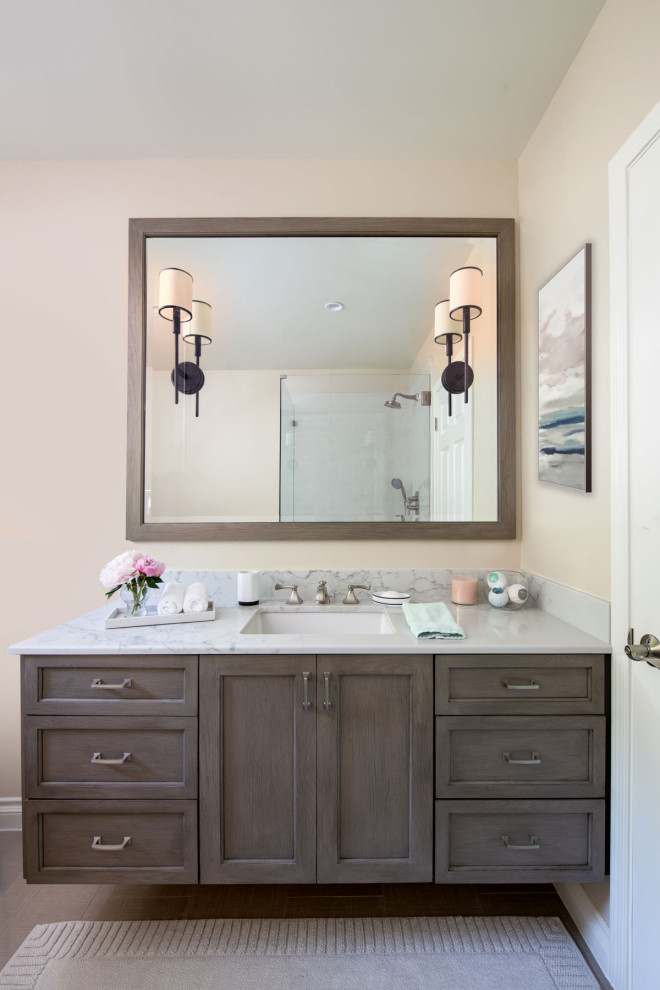 Foto på ett mellanstort funkis en-suite badrum, med skåp i shakerstil, bruna skåp, ett platsbyggt badkar, ett undermonterad handfat och marmorbänkskiva