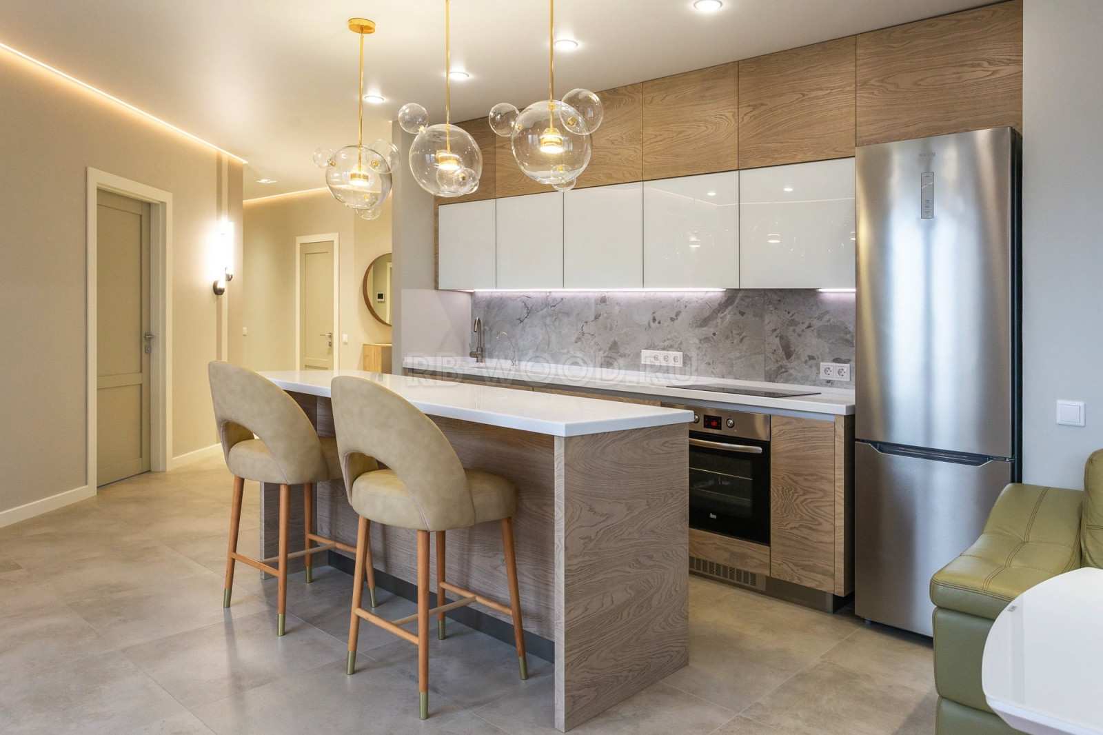 Островная кухня в квартире студии