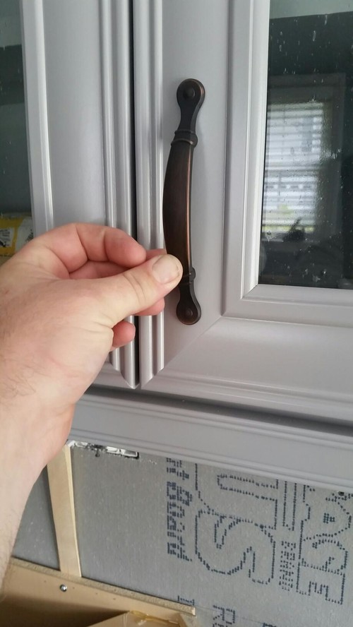 Kitchen Pulls vs Knobs