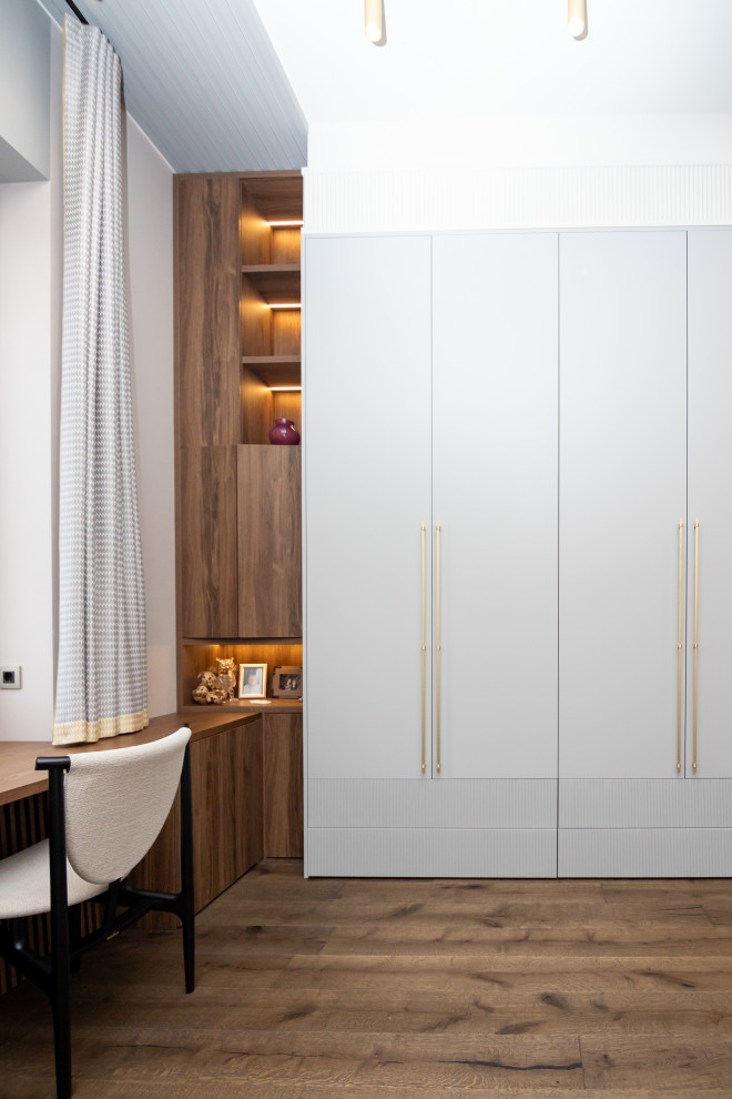 Меблировка спальни: шкаф, стеллаж и стол-подоконник