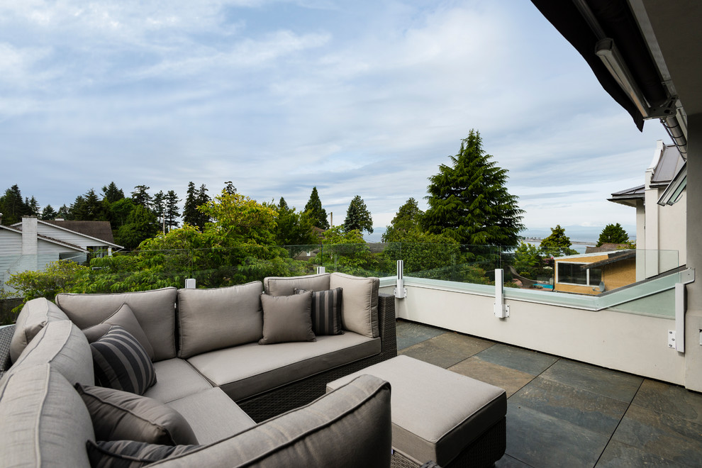 Example of a small transitional backyard deck design in Vancouver
