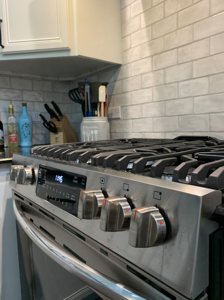 Kitchen - modern kitchen idea in Chicago