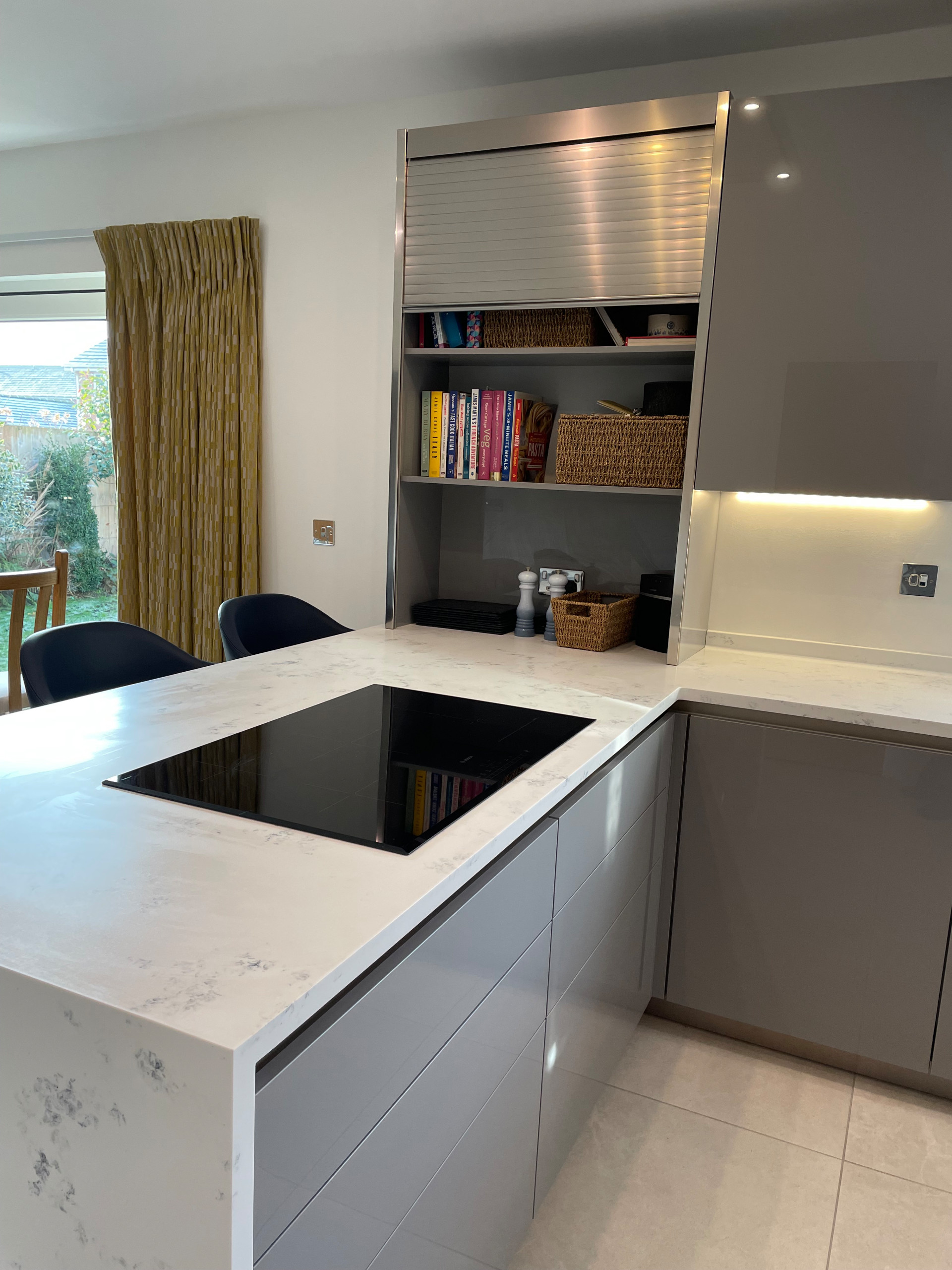 High Gloss Gravel Handleless Kitchen with White and Grey Solid Surface Tops