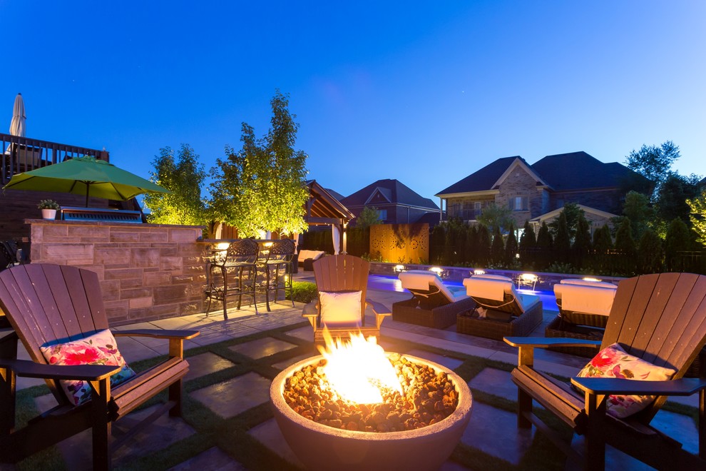 Inspiration for a transitional backyard landscaping in Toronto.