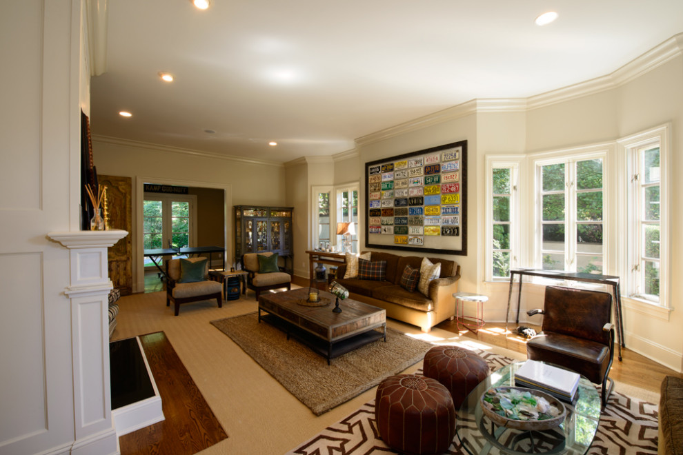 Ejemplo de sala de estar moderna de tamaño medio con paredes blancas y suelo de madera en tonos medios
