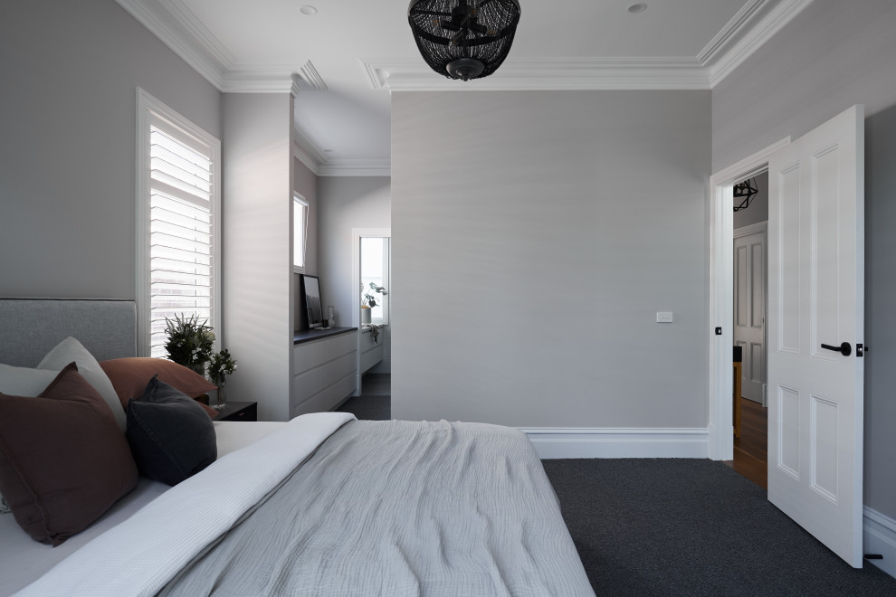 メルボルンにあるトラディショナルスタイルのおしゃれな主寝室 (グレーの壁、カーペット敷き、グレーの床) のインテリア