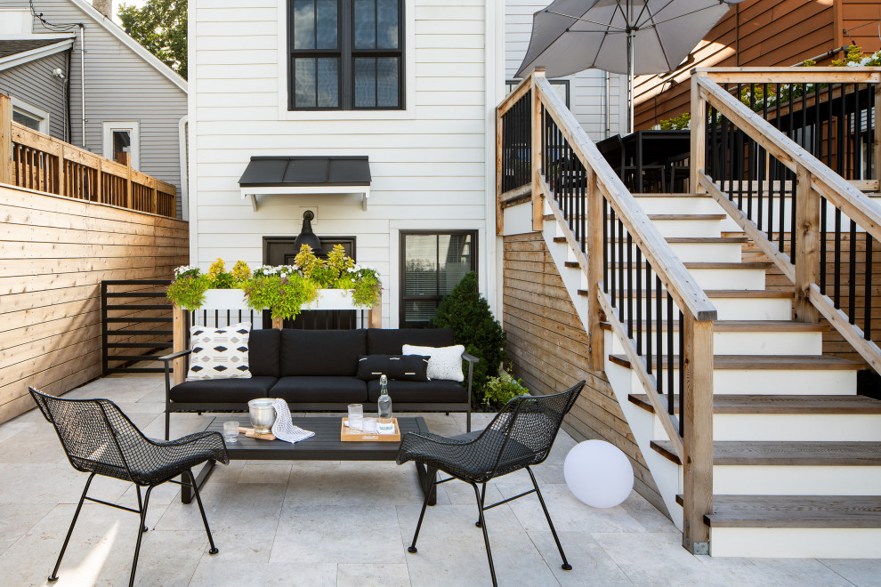Photo of a transitional landscaping in Chicago.
